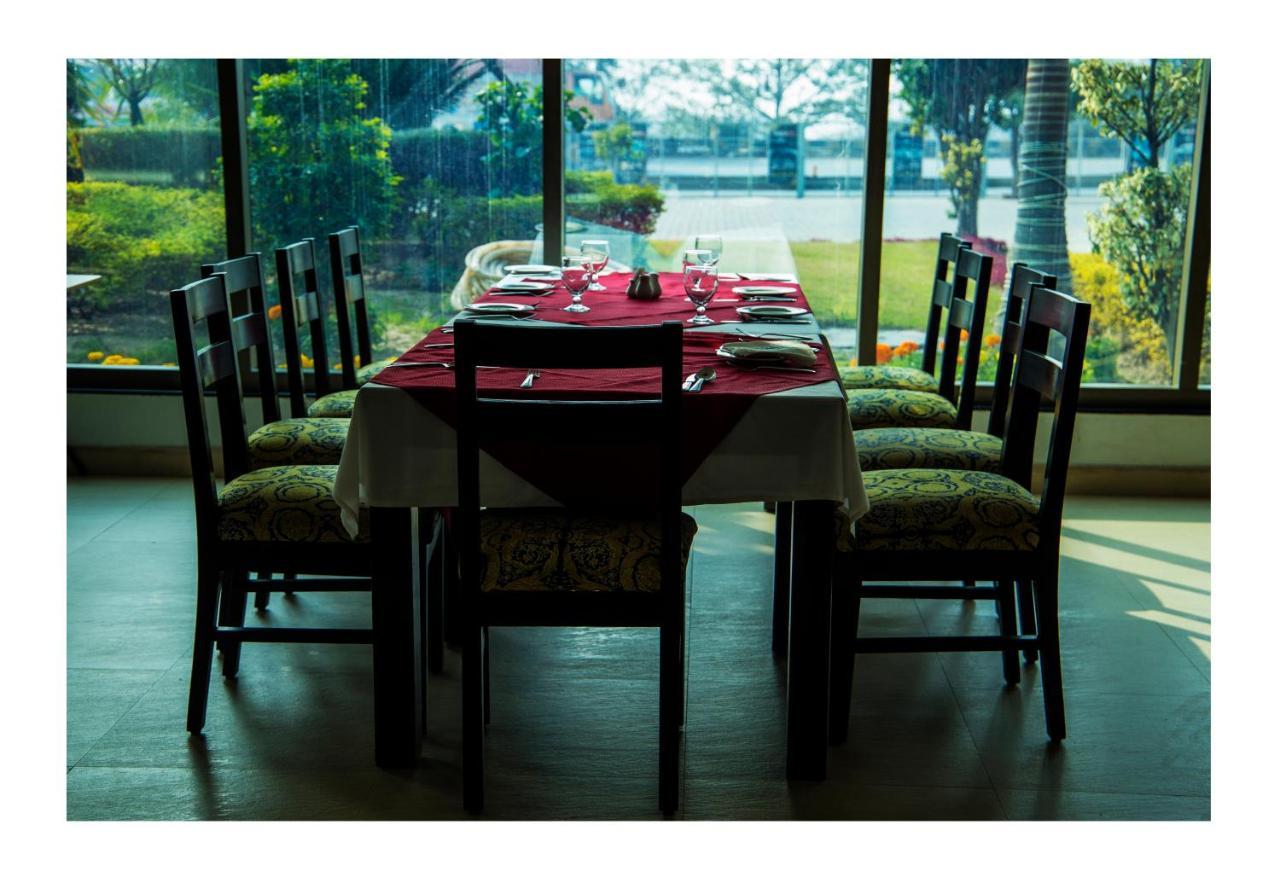 Hotel Akbars Kinara Sialkot Exteriör bild