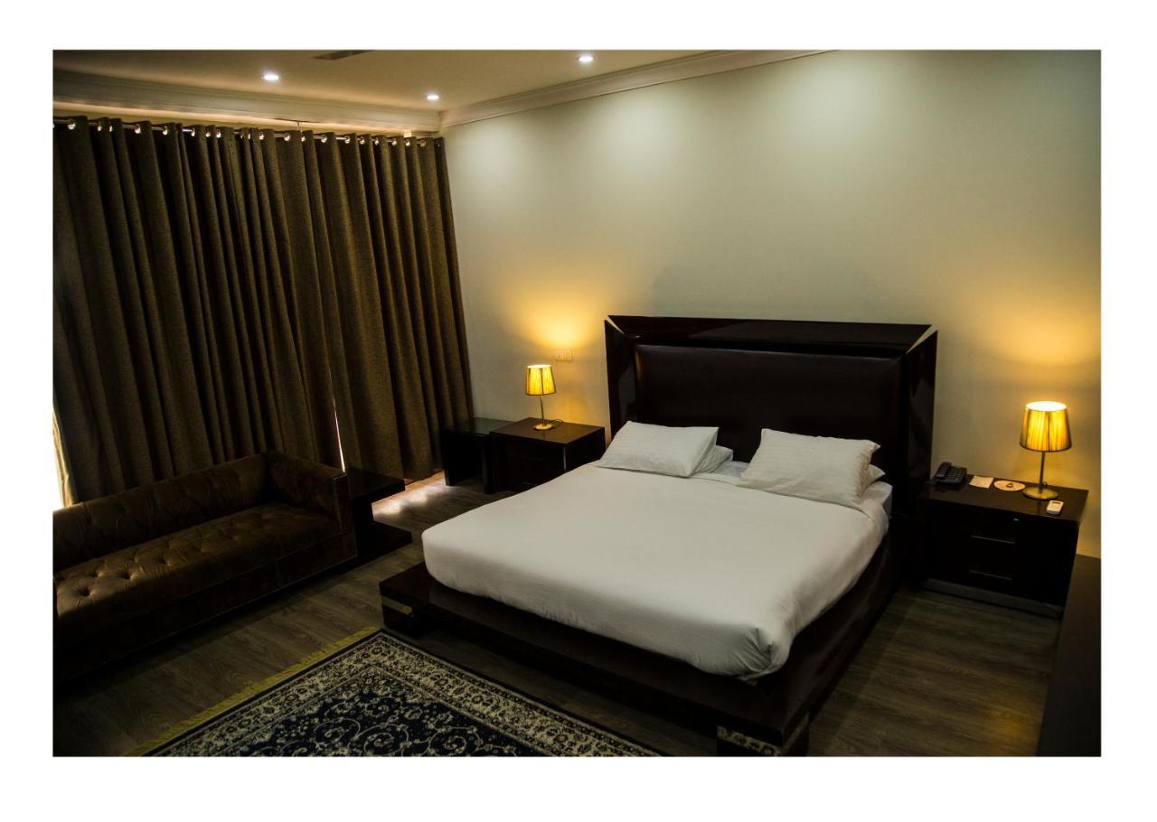 Hotel Akbars Kinara Sialkot Exteriör bild