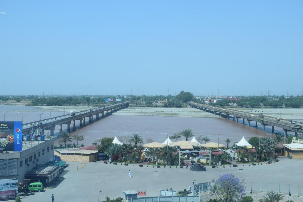 Hotel Akbars Kinara Sialkot Exteriör bild